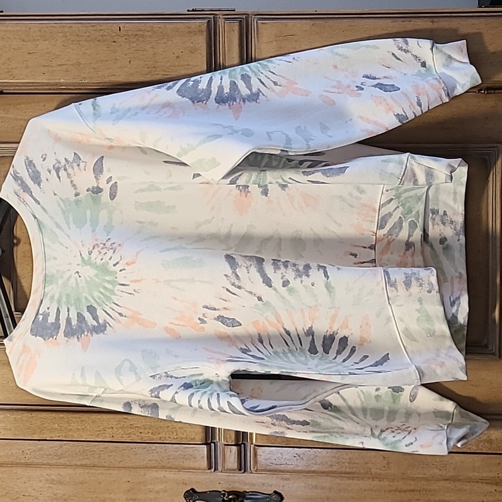 NWT! Tie Dye Sweatshirt SZ M